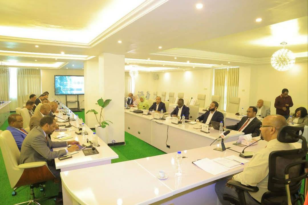 ርዕሰ መስተዳድር እንዳሻው ጣሰው (ዶ/ር ) ከክልሉ ከሁሉም ዞኖች እና ልዩ ወረዳዎች ከተወከሉ የሀገር/ የባህል ሽማግሌዎች ጋር አብሮነትን በማፅናት ፣ ሠላምን በማስፈንና ልማትን በማፋጠን ዙሪ ምክክር እያካሔዱ ነው ፤