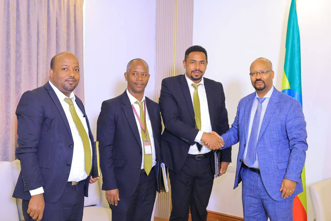 ርዕሰ መስተዳድር እንዳሻዉ ጣሰው (ዶ/ር ) ከኢትዮጵያ ንግድ ባንክ ምክትል ፕሬዚዳንት እና የባንኩ የሆሳዕና ዲስትሪክት አመራሮች ጋር ተወያዩ ፤
